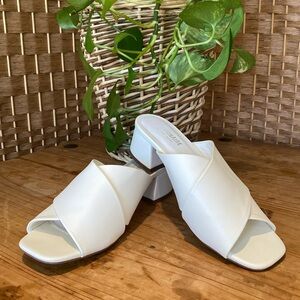 🎉 CUSHIONAIRE GARLAND WHITE HEELED MULES‼️